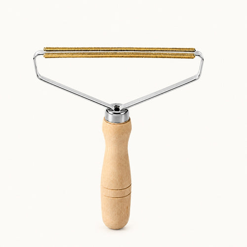 Brosse anti-poils en bois pour canapé et textiles — vue du produit sur fond clair